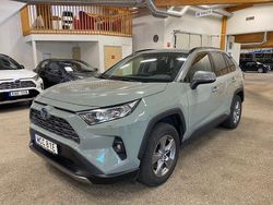 Grön Begagnad 2022 Toyota RAV4 Hybrid Active SUV | 359 900 kr (Marknadspris)