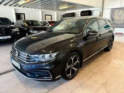 Mörkgrå (gråmetallic) Begagnad 2020 VW Passat GTE Kombi | 199 900 kr (Marknadspris)