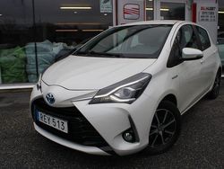 Ljusgrå (grå) Begagnad 2018 Toyota Yaris Hybrid Edition Halvkombi | 104 900 kr (Bra pris)