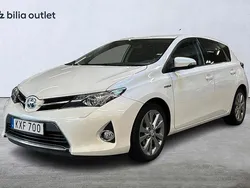 Vit Begagnad 2015 Toyota Auris Hybrid Edition Halvkombi | 144 900 kr (Marknadspris)