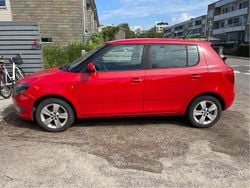 Röd Begagnad 2015 Skoda Fabia Ambiente Halvkombi | 64 900 kr (Marknadspris)
