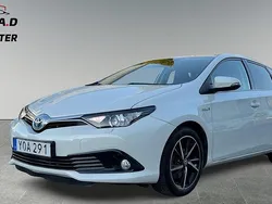 Vit Begagnad 2017 Toyota Auris Hybrid Comfort Halvkombi | 129 800 kr (Marknadspris)