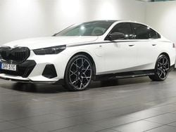 Vit Begagnad 2024 BMW 550e M Performance Sedan | 995 000 kr (Marknadspris)