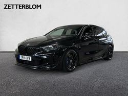 Svart Begagnad 2022 BMW M135 Shadowline Halvkombi | 489 900 kr