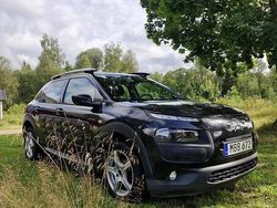 Svart Begagnad 2015 Citroën C4 Cactus PureTech Halvkombi | 65 000 kr (Marknadspris)