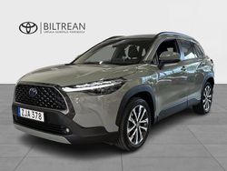 Grön (urban khaki) Begagnad 2023 Toyota Corolla Cross Style SUV | 365 000 kr (Marknadspris)