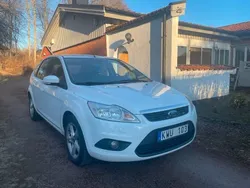 Vit Begagnad 2010 Ford Focus Platinum Halvkombi | 39 900 kr (Marknadspris)