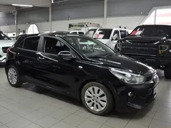Svart Begagnad 2020 Kia Rio Halvkombi | 129 900 kr (Marknadspris)