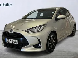Silver Begagnad 2020 Toyota Yaris Hybrid Active Halvkombi | 204 000 kr (Marknadspris)