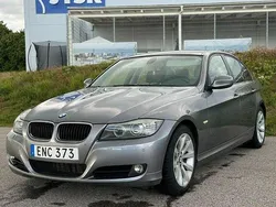 Grå Begagnad 2009 BMW 318 Comfort Edition Sedan | 74 900 kr (Marknadspris)