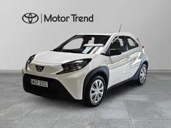 Vit Begagnad 2022 Toyota Aygo Play Halvkombi | 169 500 kr (Marknadspris)