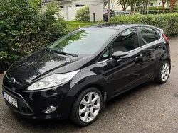 Svart Begagnad 2012 Ford Fiesta Titanium Halvkombi | 44 500 kr (Marknadspris)
