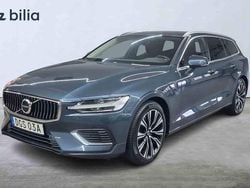 Mörkblå Begagnad 2022 Volvo V60 Core Kombi | 389 000 kr (Marknadspris)