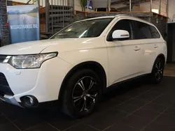 Vit Begagnad 2015 Mitsubishi Outlander SUV | 99 900 kr (Marknadspris)