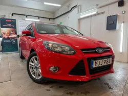 Röd Begagnad 2013 Ford Focus Titanium Halvkombi | 79 000 kr (Marknadspris)