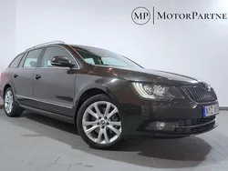 Mörkbrun Begagnad 2013 Skoda Superb Ambition Kombi | 109 900 kr (Marknadspris)