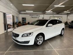 Vit Begagnad 2015 Volvo V60 Momentum Kombi | 129 800 kr (Marknadspris)