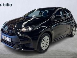 Svart Begagnad 2025 Toyota Yaris Hybrid Life Halvkombi | 235 900 kr (Bra pris)