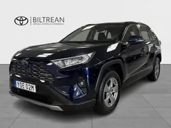 Mörkblå (blå) Begagnad 2022 Toyota RAV4 Hybrid Active SUV | 359 000 kr (Bra pris)