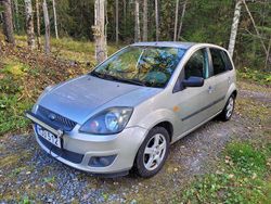 Grå Begagnad 2007 Ford Fiesta Halvkombi | 17 000 kr (Marknadspris)