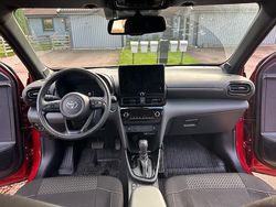 Röd Begagnad 2025 Toyota Yaris Cross Active SUV | 320 000 kr (Marknadspris)