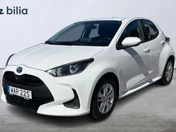 Vit Begagnad 2023 Toyota Yaris Hybrid Active Halvkombi | 224 900 kr (Marknadspris)