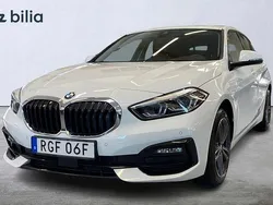 Vit Begagnad 2022 BMW 118 Sport Line Halvkombi | 259 000 kr (Marknadspris)
