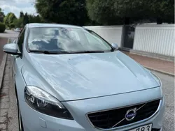 Blå Begagnad 2013 Volvo V40 Kinetic Kombi | 89 000 kr (Marknadspris)