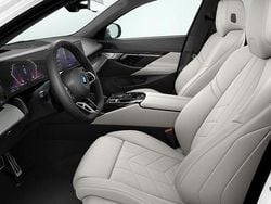 Vit Ny 2025 BMW 530e Comfort Edition Kombi | 729 900 kr (Bra pris)