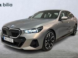 Grå Begagnad 2023 BMW 550e M Sport Sedan | 838 000 kr (Bra pris)