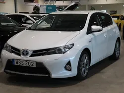 Vit Begagnad 2013 Toyota Auris Hybrid Edition Halvkombi | 129 900 kr (Marknadspris)