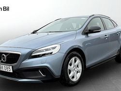 Blå Begagnad 2018 Volvo V40 CC Kombi | 179 900 kr (Marknadspris)