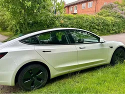 Vit Begagnad 2021 Tesla Model 3 Standard Range Plus Sedan | 268 000 kr (Bra pris)