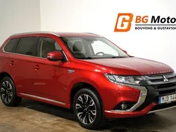 Mörkröd Begagnad 2015 Mitsubishi Outlander P-HEV SUV | 114 900 kr