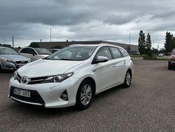 Vit Begagnad 2013 Toyota Auris Hybrid Kombi | 159 500 kr (Marknadspris)