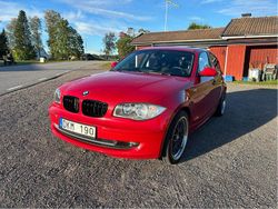 Röd Begagnad 2009 BMW 118 Halvkombi | 50 000 kr (Lite dyr)