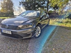 Grå Begagnad 2017 VW Passat GTE Kombi | 135 000 kr (Superpris)