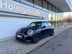 Svart Begagnad 2022 Mini Cooper Essential Halvkombi | 219 500 kr (Marknadspris)