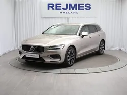 Ljusgrå (grå) Begagnad 2023 Volvo V60 Core Kombi | 409 500 kr (Marknadspris)