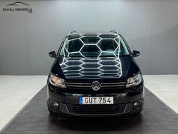 Svart Begagnad 2015 VW Touran Minibuss | 89 900 kr (Superpris)