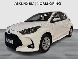 Vit Begagnad 2023 Toyota Yaris Hybrid Active Halvkombi | 224 000 kr (Marknadspris)