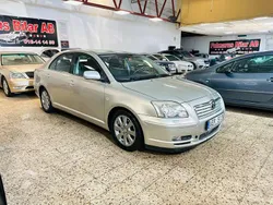 Silver Begagnad 2003 Toyota Avensis Halvkombi | 42 900 kr (Marknadspris)