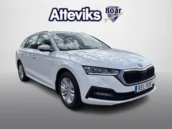 Vit Begagnad 2023 Skoda Octavia Ambition Kombi | 269 900 kr (Marknadspris)