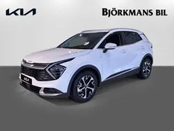Vit (/hw2/ deluxe white m) Ny 2024 Kia Sportage Advance SUV | 390 641 kr (Marknadspris)