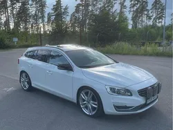 Vit Begagnad 2014 Volvo V60 Momentum Kombi | 114 000 kr (Marknadspris)