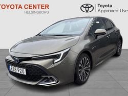 Grön Begagnad 2024 Toyota Corolla Hybrid Style Halvkombi | 309 900 kr (Marknadspris)