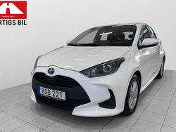 Vit Begagnad 2021 Toyota Yaris Hybrid Active Halvkombi | 167 900 kr (Marknadspris)