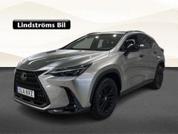 Ljusgrå Begagnad 2024 Lexus NX450h+ SUV | 634 900 kr (Lite dyr)