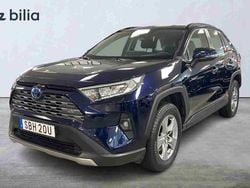 Blå Begagnad 2024 Toyota RAV4 Hybrid SUV | 403 900 kr (Superpris)