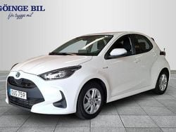 Vit Begagnad 2021 Toyota Yaris Hybrid Active Halvkombi | 199 000 kr (Marknadspris)